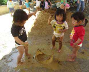石を投げて水しぶきを上げる